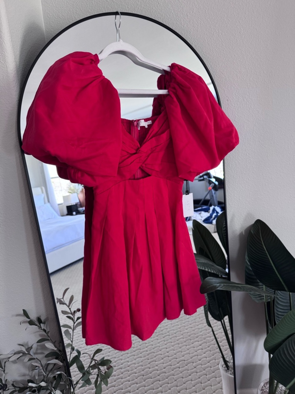 *NWT* Astr the Label Serilda Cutout Puff Sleeve Mini Dress
Color: Red / XS